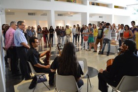 Ali Cordero en el Museo Acarigua-Araure durante una inauguración de exposiciones